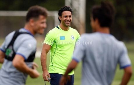 دلجویی دوباره فرهاد از قایدی در محل تمرین/ عکس