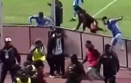 ۱۷ کارت قرمز در یک مسابقه فوتبال! / بازی به گاز اشک آور کشید