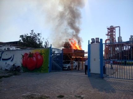 مصدومیت ۱۷ نفر در آتش سوزی یک کارخانه در فاروج
