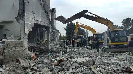 پیکر ۱۶۵ شهید از زیر آوار مدرسه شجره طیبه میناب خارج شد