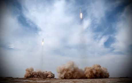 مرحله دوم رزمایش پیامبر اعظم / انهدام اهداف دریایی از فاصله ۱۸۰۰ کیلومتری