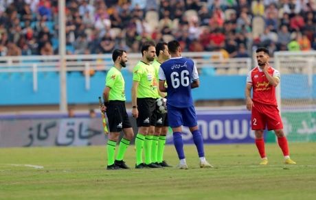 جنجال لیگ برتر: سرمربی استقلال خوزستان تیمش را مقابل پرسپولیس از زمین بیرون کشید
