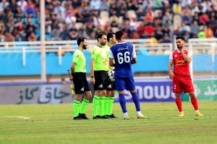 جنجال لیگ برتر: سرمربی استقلال خوزستان تیمش را مقابل پرسپولیس از زمین بیرون کشید