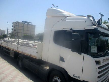 تریلی با بار ۲۷ تن سیمان قاچاق توقیف شد