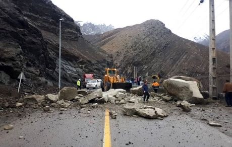 بخشی از جاده چالوس بدلیل ریزش کوه تخریب شد