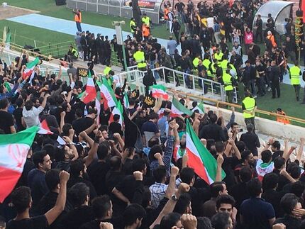 استقبال کم تماشاگران از بازی ایران - کامبوج/ ۳۵۰۰ زن و ۲۵۰۰ مرد