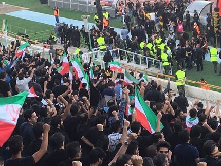 استقبال کم تماشاگران از بازی ایران - کامبوج/ ۳۵۰۰ زن و ۲۵۰۰ مرد
