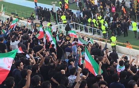 استقبال کم تماشاگران از بازی ایران - کامبوج/ ۳۵۰۰ زن و ۲۵۰۰ مرد