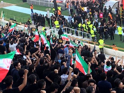 استقبال کم تماشاگران از بازی ایران - کامبوج/ ۳۵۰۰ زن و ۲۵۰۰ مرد