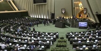 اولین تخلف هیات رئیسه مجلس یازدهم /۳ نفر در یک روز بر کرسی ریاست تکیه زدند