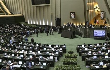 اولین تخلف هیات رئیسه مجلس یازدهم /۳ نفر در یک روز بر کرسی ریاست تکیه زدند