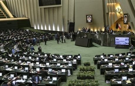 اولین تخلف هیات رئیسه مجلس یازدهم /۳ نفر در یک روز بر کرسی ریاست تکیه زدند