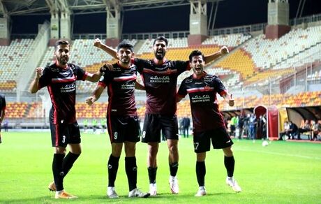 پرسپولیس طلسم ۲۳ ماهه فولاد را شکست/ یک نیمه سرد، یک نیمه داغ