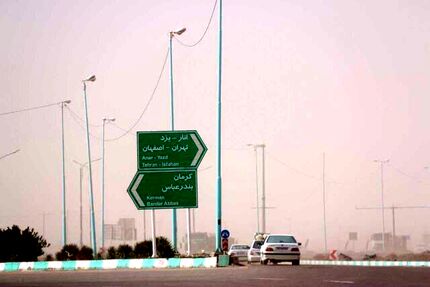 گرد و خاک محور انار به یزد را مسدود کرد