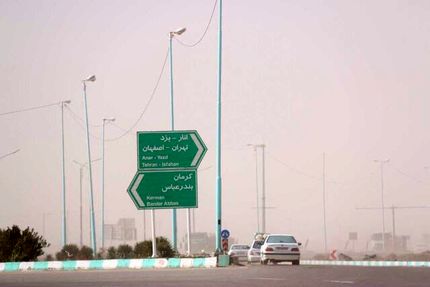 گرد و خاک محور انار به یزد را مسدود کرد