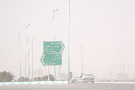 گرد و خاک محور انار به یزد را مسدود کرد