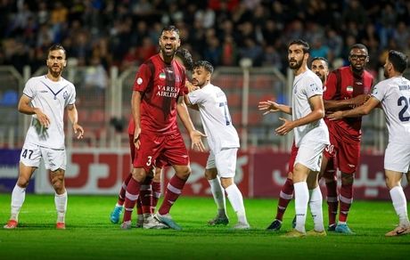 نبرد پرحاشیه ملوان و نساجی برنده نداشت / توقف ۱۳ دقیقه‌ای بازی بخاطر تماشاگران