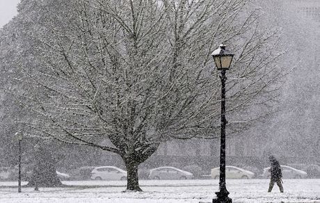 پیاده‌روی ۹ کیلومتری زن ۹۰ ساله در برف برای واکسیناسیون کرونا