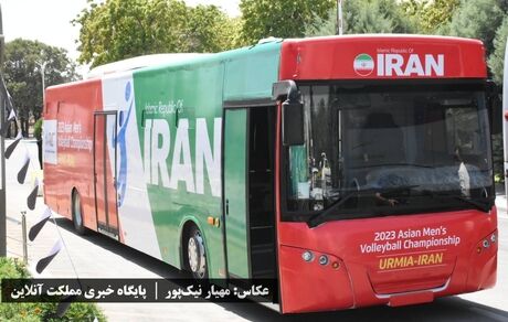 ورود تیم ملی به ارومیه با استقبال پرشور هواداران عاشق والیبال