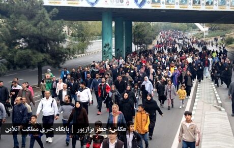 در یک هوای پاییزی، همایش پیاده‌روی خانوادگی در ارومیه برگزار شد