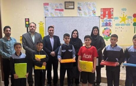 اهدا و توزیع بسته‌های نوشت‌افزار در مدرسه شهدای بانک مسکن خرمشهر

