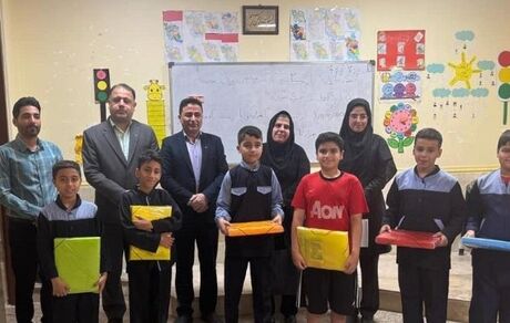 اهدا و توزیع بسته‌های نوشت‌افزار در مدرسه شهدای بانک مسکن خرمشهر

