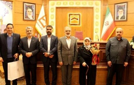 مدیون والدین شهدایی هستیم که فرزندان خود را در راه انقلاب نثار کردند