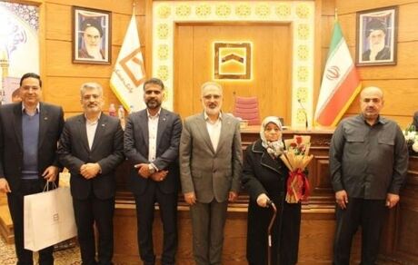 مدیون والدین شهدایی هستیم که فرزندان خود را در راه انقلاب نثار کردند