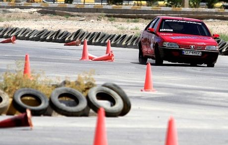 پیست اتومبیلرانی مجموعه ورزشی آزادی تهران همچنان برق ندارد!