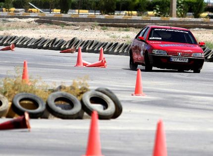 پیست اتومبیلرانی مجموعه ورزشی آزادی تهران همچنان برق ندارد!