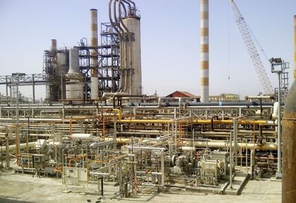 انبار‌ها مملو از مواد اولیه پتروشیمی است