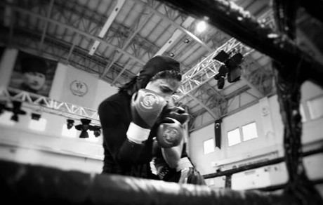 بازیگر زن ایرانی روی رینگ ورزش خونین!