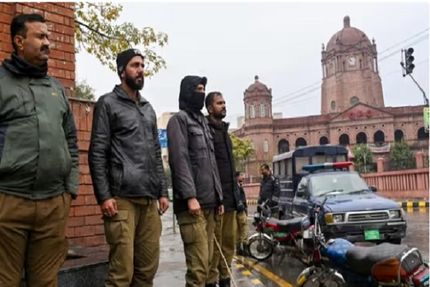 کشته شدن ۱۰ نیروی پلیس در حمله افراد مسلح به ایستگاه پلیسی در پاکستان