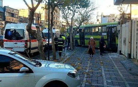 تصادف عجیب یک اتوبوس با ساختمان مسکونی در خیابان جمهوری تهران