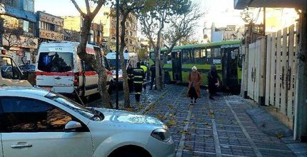 تصادف عجیب یک اتوبوس با ساختمان مسکونی در خیابان جمهوری تهران