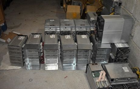 کشف ماینرهای غیرمجاز استخراج ارز دیجیتال در یک منزل مسکونی