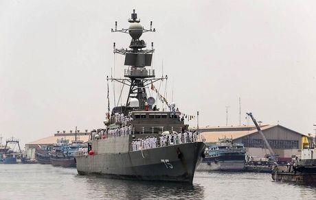 ناوشکن «دنا» در یکی از بنادر هند پهلوگرفت