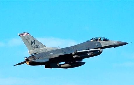 تایید فرود اضطراری جنگنده اف۱۶ آمریکایی