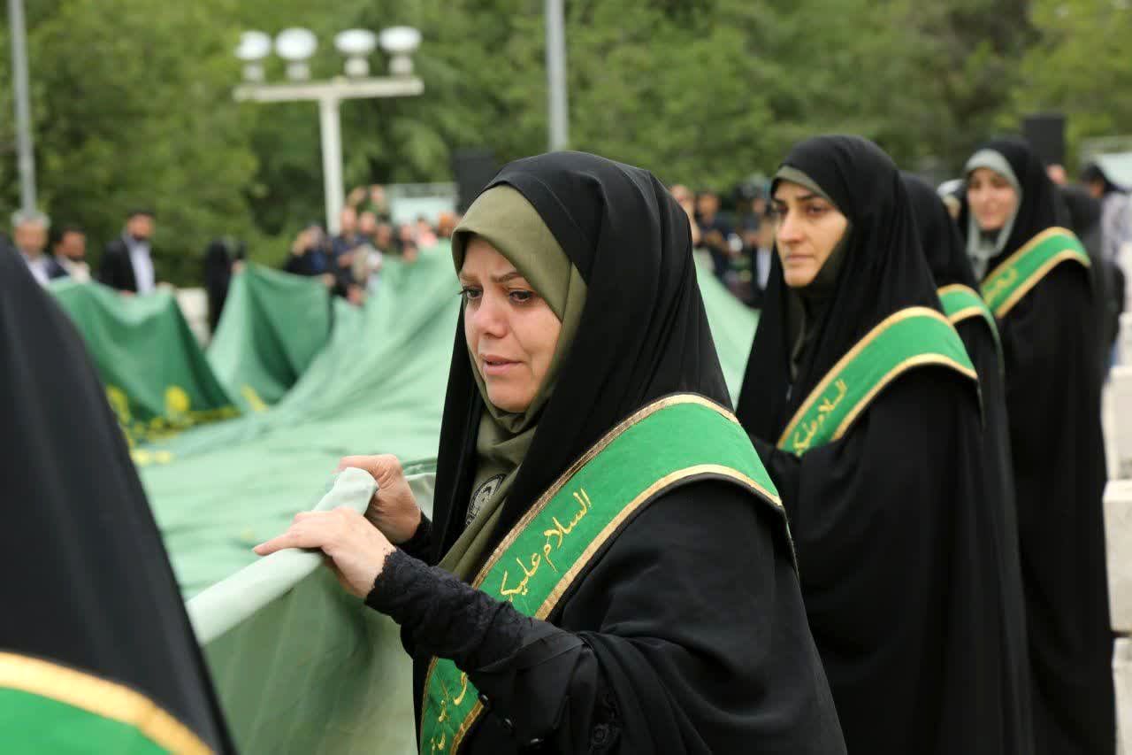 آیین “ اهتزاز بزرگ‌ترین پرچم رضوی کشور " در منطقه فرهنگی و گردشگری عباس آباد