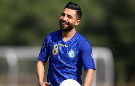 مذاکره با هافبک استقلال برای بازنگری در قراردادش