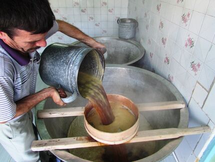 دوشابچی خانا با بوی همیشگی شیره انگور