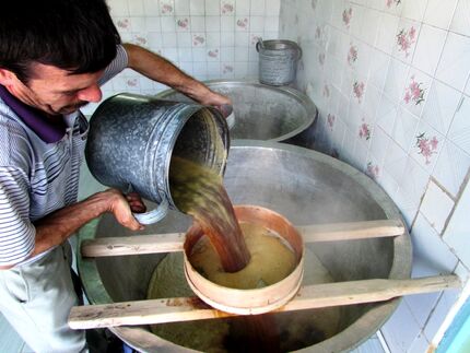 دوشابچی خانا با بوی همیشگی شیره انگور