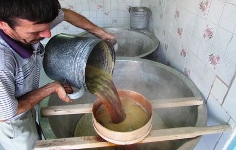 دوشابچی خانا با بوی همیشگی شیره انگور