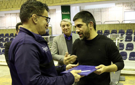 محمد بنا حکمش را از علیرضا دبیر دریافت کرد