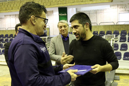 محمد بنا حکمش را از علیرضا دبیر دریافت کرد