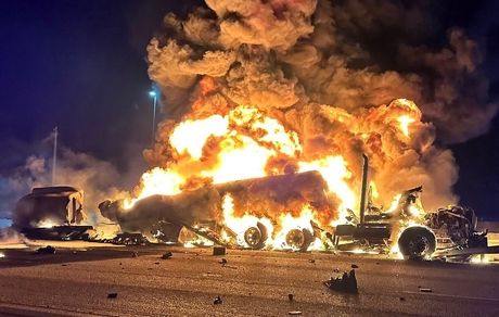 واژگونی و آتش سوزی مهیب یک تانکر سوختی در جاده میمه