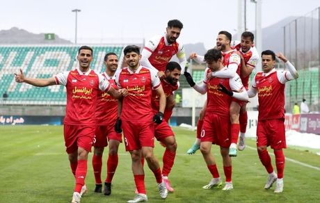 پرسپولیس با پنالتی ذوب آهن را برد و در تعقیب استقلال ماند / روزهای خوش اوسمار