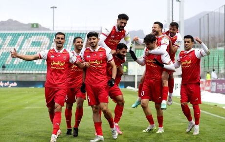 پرسپولیس با پنالتی ذوب آهن را برد و در تعقیب استقلال ماند / روزهای خوش اوسمار