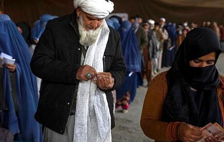 کمک نقدی برنامه جهانی غذا به نیازمندان افغان