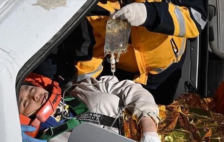 نجات یک دختر ۱۷ ساله بعد از ۲۴۸ ساعت از زیر آوار زلزله مهیب ترکیه